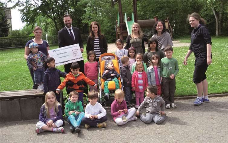 Christian Höhler (2.v.l.) und Meike Höhn (3.v.l.) besuchten die Kinder und Erzieher der Kindertagesstätte auf der Karthause und waren beeindruckt vom Leistungsspektrum.privat