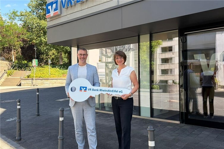 Christian Höhler (Teamleiter Regionalmarkt KoblenzMittelrheinMosel) bei der symbolischen Schlüsselübergabe an Barbara Hirsch (neue Filialleiterin in Vallendar). 