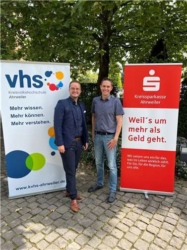 Christian Hofeditz (r.), Leiter der Kreisvolkshochschule Ahrweiler, freut sich über die Unterstützung der Kreissparkasse Ahrweiler, vertreten durch René Schell (l.), Leiter des BeartungsCenters Ahrweiler.  Foto: Marco Seydel – Kreissparkasse Ahrweiler