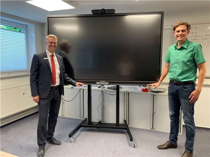 Christian Hofeditz (r.) freute sich über die Unterstützung von der Kreissparkasse Ahrweiler.  Foto: privat