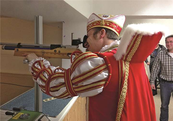 Christian I. als amtierender Linzer Prinz stattete den Sebastianern einen Besuch ab und stellte eindrucksvoll seine Treffsicherheit unter Beweis. privat