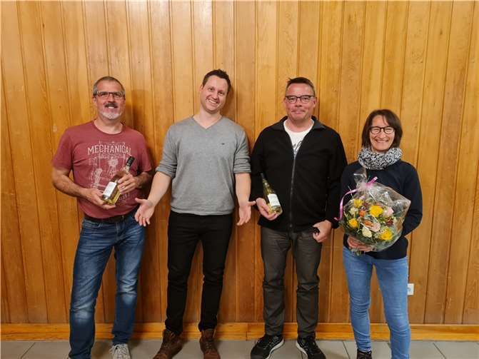 Christian Kess (2.v.l.) bedankte sich bei Uli Kröll (links), Rainer Schwips-Michels (2.v.r.) und Jutta Michels (rechts).  Foto: Sandro Rott