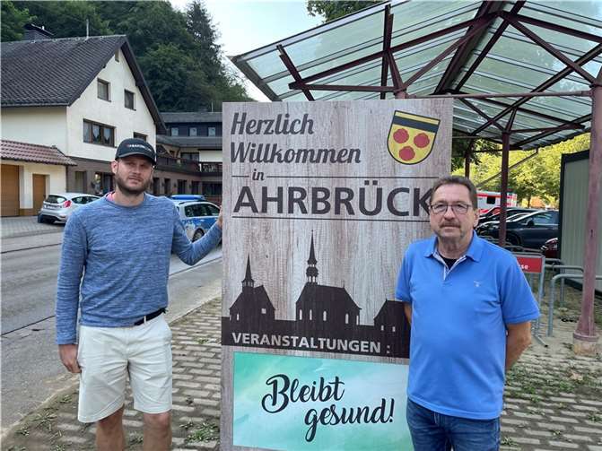 Christian Keuler (l.) und Karl-Heinz Hermes am Willkommensschild von Ahrbrück. Foto: ROB