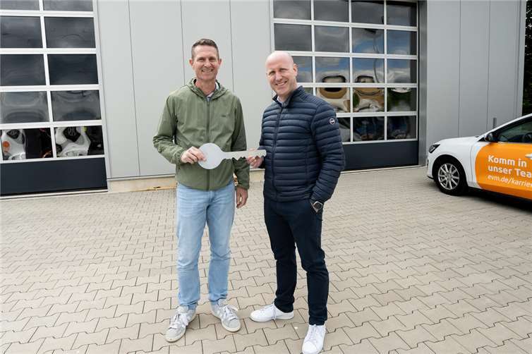 Christian Knöll, Teamleiter für die Region Cochem (links) und enm-Geschäftsführer Udo Scholl (rechts) bei der Eröffnung der modernen Lagerhalle in Cochem-Brauheck mit symbolischer Schlüsselübergabe.  Foto: Niklas Oster/evm