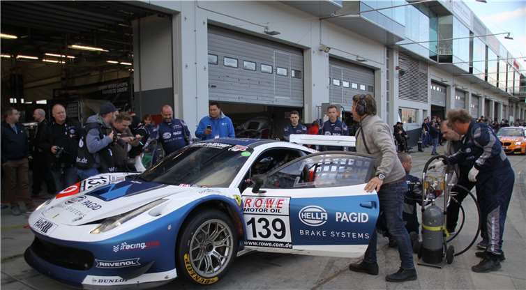Christian Kohlhaas aus Andernach und Stephan Köhler aus Dreieich rasten mit dem über 600 PS starken Ferrari 458 auf den guten 17. Startplatz und wurden 15. im Rennen.Foto: privat.
