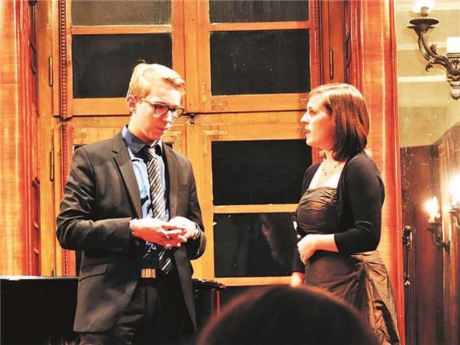 Christian Kossmann (Papageno) und Judith Ritter (Papagena) als jugendliches Duo aus Mozarts „Zauberflöte“.