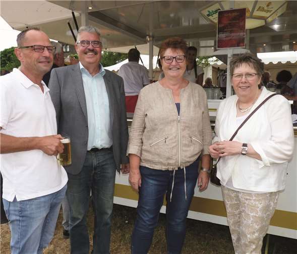 Christian Krause (Kirmesgesellschaft Obermendign - v.li.), Stadtbürgermeister Hans Peter Ammel und seine Ehefrau Rita sowie Jutta Syrée-Gross unterhielten sich bestens am Bierbrunnen.