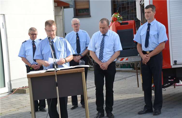 Christian Krupp ist der neue Wehrführer. Im Hintergrund (von links): Karl Oelsberg, Nils Schroer, Johannes Bell und Markus Meid.