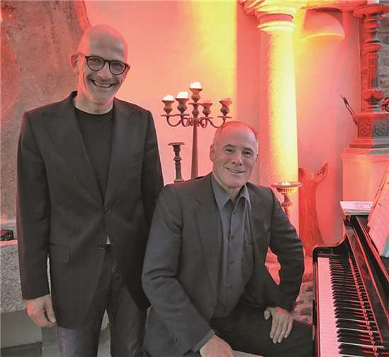 Christian Lemmer (r.) spielte eigene Kompositionen zu Andersens „Bilderbuch ohne Bilder“ … im Wechsel mit Peter Thomas, der die kurzen Geschichten vortrug.Gemeinde Wachtberg/mm