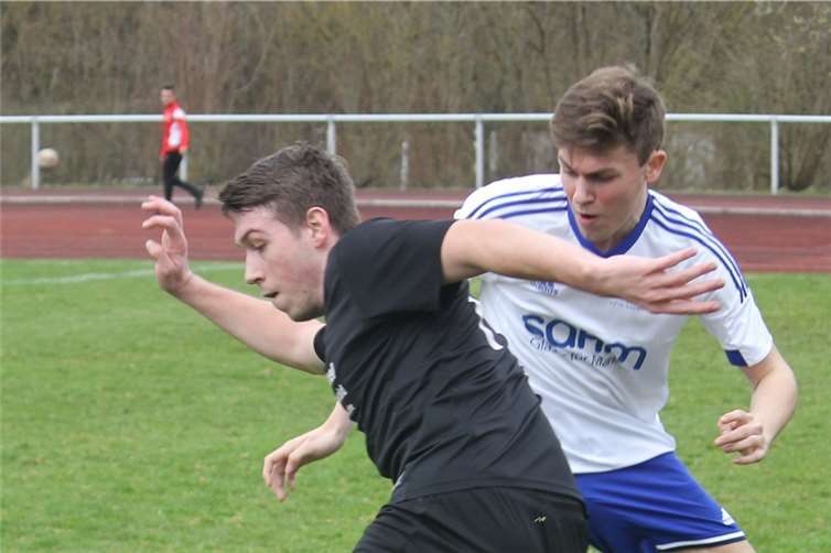 Christian Luitz (schwarzes Trikot) traf im Spiel gegen die Sportfreunde Höhr-Grenzhausen zum vorentscheidenden 2:0. TH
