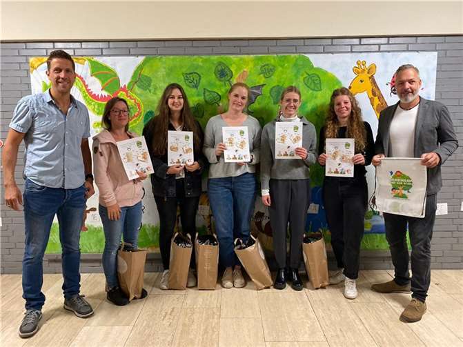 Christian Luke und Ralf Prehn vom Förderverein bei der Übergabe der Präsente an die Lehrerinnen Anna Papke, Nina Holzem, Miriam Jakobs, Laura Esser und Jennifer Meier.  Foto: Melanie Luke