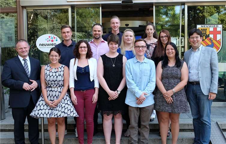 Christian Matthes, Sarah Bodman, Julia Daun, Kevin Lemgen, Benjamin Grunau, Daniel Hoffmann, Carina Menden und Kerstin Reitz machen nun den nächsten Schritt in die berufliche Zukunft. Foto: Stadtverwaltung Neuwied