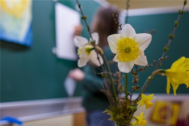 Christian Morgensterns Gedicht „Osterglocke“ bildete die Inspiration für das Aquarellieren der Teilnehmer der Elternschule.