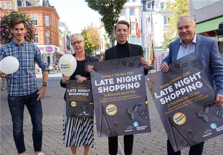 Christian Müller (Modehaus Mintgen), Claudia Klebula (Schuhhaus Lahr) , Kevin Dominique Leopold (Modehaus Sinn) und Axel Wöckner (Schuhhaus Wöckner und Ara-Shop) kündigen das Late-Night-Shopping an. Foto: FF
