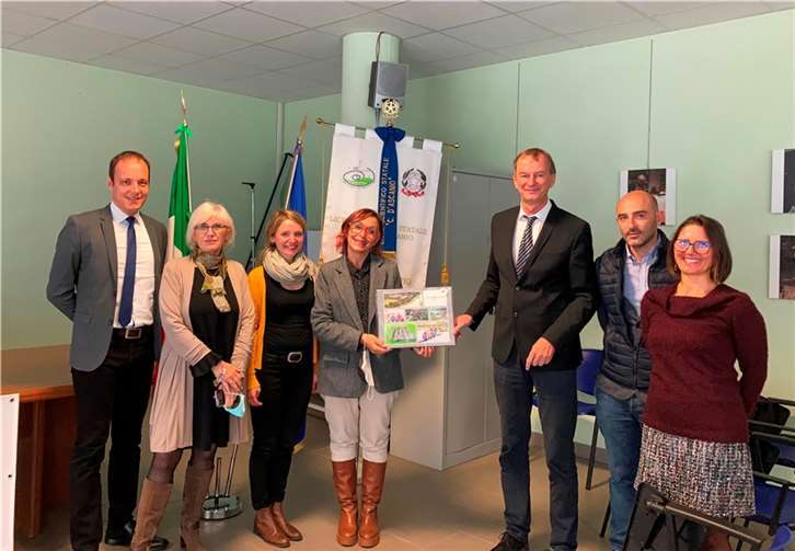 Christian Müller (links), Lucia Simon (dritte von links) und Rudolf Loch (fünfter von links) mit der Schulleiterin des Liceo Scientifico D’Ascanio, Lehrkräften und dem stellv. Bürgermeister von Montesilvano.Foto: privat