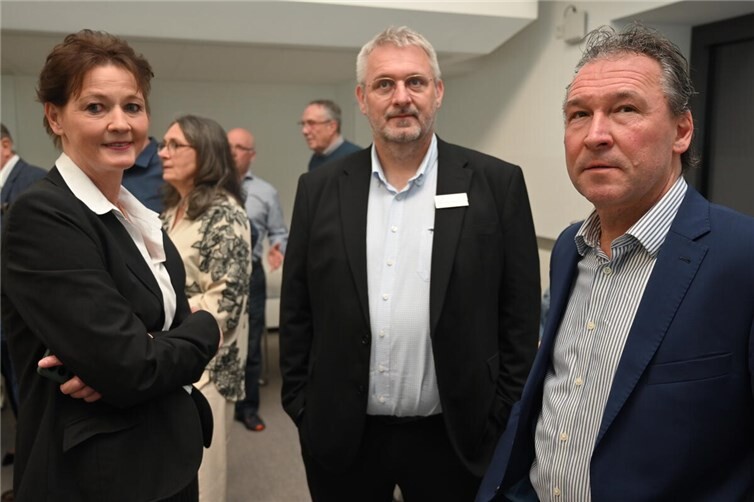 Christian Müller (rechts, hier mit seiner Frau und Wahlleiter Christoph Kicherer) war mit seinem Ergebnis zufrieden. Foto: SK