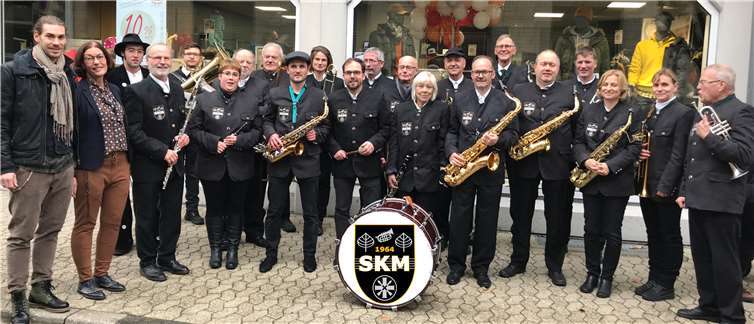 Christian Müller und Pia Mintgen (v.l.) von Mode Mintgen mit Musikerinnen und Musikern der Schützenkapelle bei der Übergabe der neuen Uniformen. Foto: privat