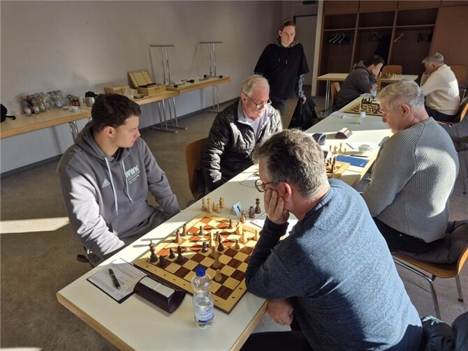 Christian Nett (links) spielt Remis. Foto: privat