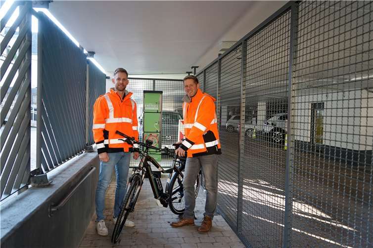 Christian Pernak (Projektleitung) und Holger Schäfer (Bereichsleitung) freuen sich über den erfolgreichen Abschluss der Baumaßnahmen im „Parkhaus am Stadtgraben“. Foto: Meta Welling
