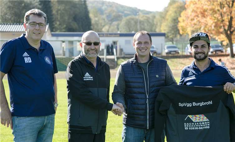 Christian Petkovski von Dach24 GmbH überreichte den verantwortlichen der SpVgg Burgbrohl Abt. Fußball. Eifelsports Fotografie
