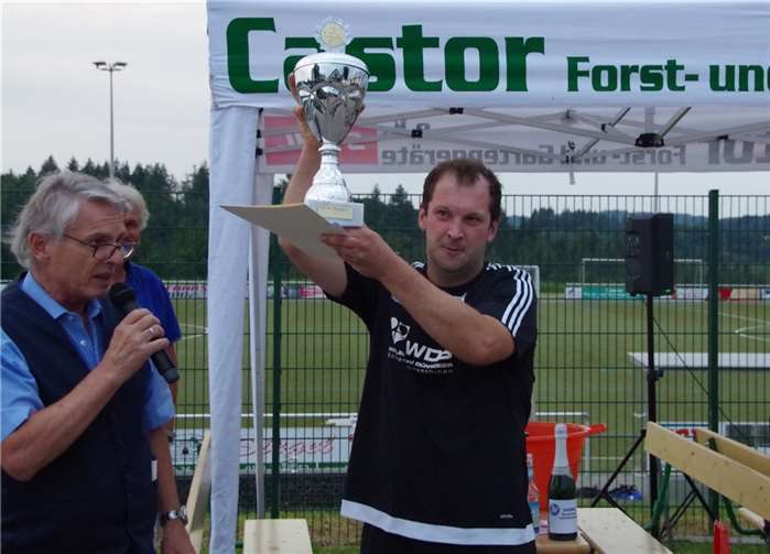 Christian Robeneck, 1. Beigeordneter der VG Rengsdorf-Waldbreitbach überreicht den AH-Amtspokal an Thomas Rachul von den AH Rengsdorf.