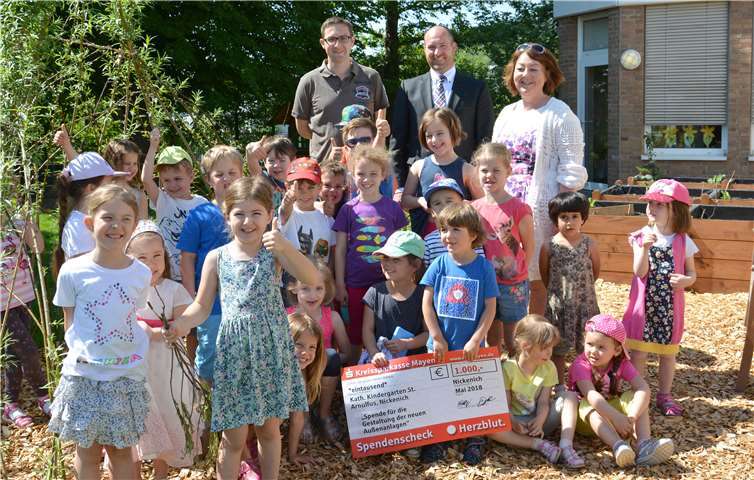Christian Sauerborn übergab symbolisch den „großen“ Scheck über 1.000 Euro an die Kinder.privat