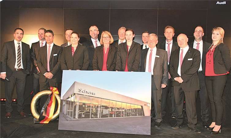 Christian Scherer überreichte „seinem Mayener Team“ einen Siegerkranz für die Motivation, das Engagement und die Begeisterung mit dem er sich in die Erstellung des neuen Audi terminals einbrachte.