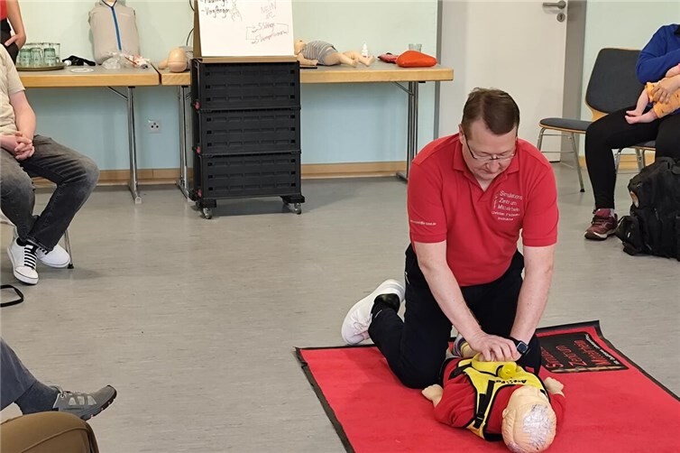 Christian Schmitz vom Simulationszentrum Mittelrhein vermittelte praxisnah wichtige Maßnahmen für Notfälle bei Kindern und Säuglingen.