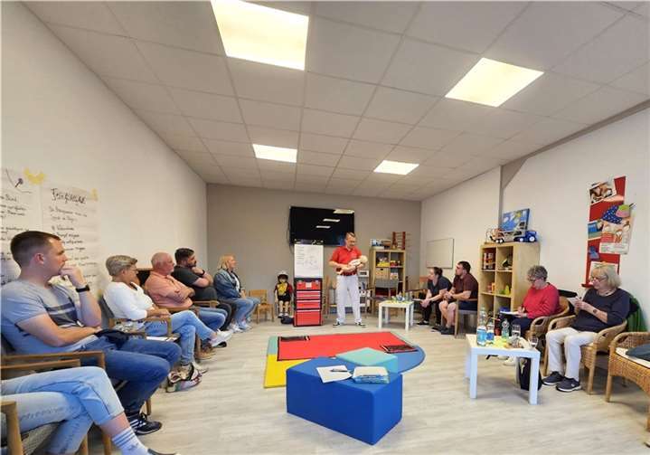 Christian Schmitz vom Simulationszentrum Mittelrhein zeigte, wie im Notfall dem Kind geholfen werden kann.  Foto: Isabel Schönig