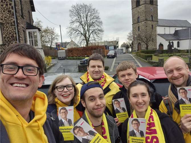 Christian Schnack und die Wahlkampfhelfer in Aktion.  Foto: FDP Maifeld