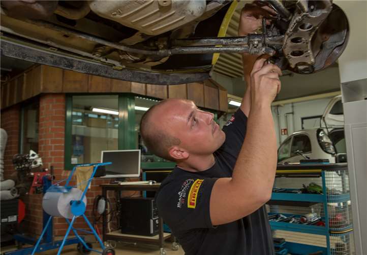 Christian Schneider siegte bei den Kfz-Mechatronikern und qualifizierte sich damit für den Landesentscheid in seinemHandwerk.Foto: Klaus Herzmann