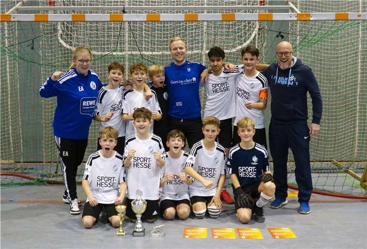 JFV Wolfstein holt den evm-Junior-Cup Christian Schröder von der evm (ganz rechts), gratulierte den Siegern vom JFV Wolfstein/Westerwald/Sieg am Ende eines tollen U13-Turniers. Fotos: SG 2000 Mülheim-Kärlich 1921 e.V.
