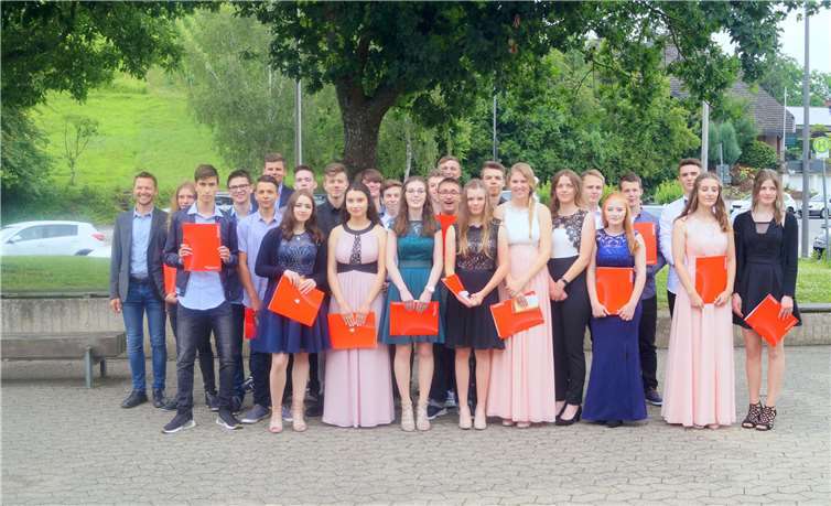 Christian Schüller (l.) betreute die 25 Schülerinnen und Schüler der 10. Klasse bis zum Abschluss der Mittleren Reife.