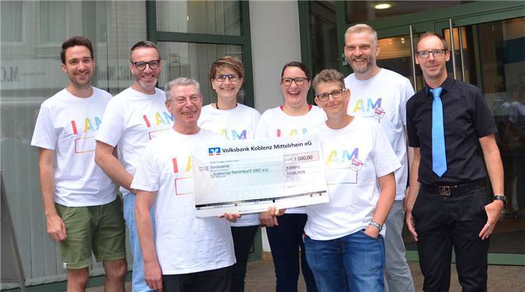 Christian Schunk (r.), Kundenberater in der Arenberger Geschäftsstelle, hatte den NarrenbunT-Vorstand zur Scheckübergabe eingeladen.Foto: privat