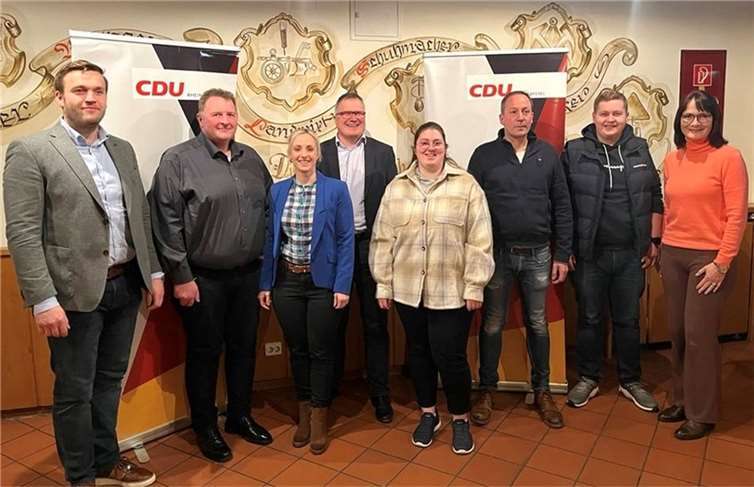 Christian Schuth (Vorsitzender CDU Rhein-Mosel), Jochen Wihl (Oberfell), Sabrina Kochmann (Oberfell), Martin Spitzley (Alken), Lena Spitzley (Alken), Dirk Meurer (Oberfell), Louis Caratiola (Oberfell) und Susanne Hartmann-Etzkorn (Mitgliederbeauftragte CDU Rhein-Mosel) - es fehlen Thomas Mallmann (Oberfell) und Thomas Probst (Alken).  Foto: CDU Oberfell-Alken-Niederfell