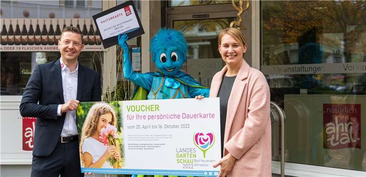 Christian Senk (Geschäftsführer Ahrtal und Bad Neuenahr-Ahrweiler Marketing GmbH) und Steffi Bicvic (Leiterin des Ticketing der Landesgartenschaugesellschaft) präsentieren mit Ahrvin das neue Kombi-Paket aus Kulturkarte Bad Neuenahr-Ahrweiler und Dauerkarte für die Landesgartenschau 2022. Foto: © Landesgartenschau gGmbH