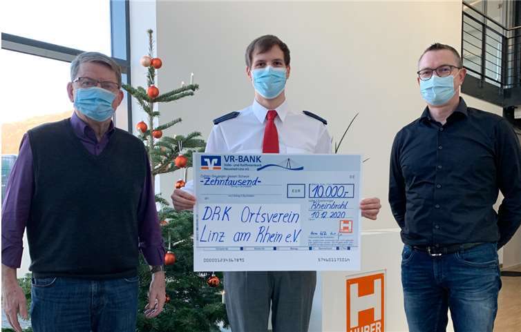 Christian Spitz nahm als Vertreter des Ortsvereins und gleichzeitig Gruppenführer der SEG Linz den Scheck der Firma Huber Integral Bau als Weihnachtsgeschenk entgegen. Foto: DRK OV Linz