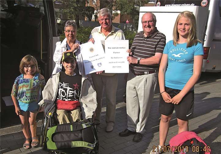 Christian Ullmann, Peter Lingk und Gudrun Mieth-Leichsenring verabschiedeten nach einer Andacht mit Reisesegen im Kirchenzentrum „Arche“ die behinderten und nicht behinderten Kinder und Jugendlichen in die Ferienfreizeit nach Plön. privat