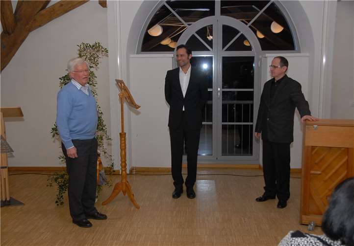 Christian Ulrich (links) vom Dierdorfer Kulturkreis beglückwünschteBjörn Adams (Mitte ) und András Orbán (rechts) nachdem Konzert für ihre Leistung bei dem 70-minütigen Konzert