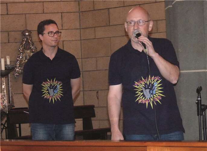 Christian Wagenbach, musikalischer Betreuer und Organisator des Camps, begrüßte das Publikum in der St. Genovefa Kirche.