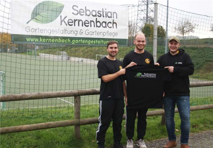 Christian Wagner und Jannik Schneider freuen sich über neue Aufwärmshirts für ihr Team (Bild aus dem Herbst 2019). Foto: privat