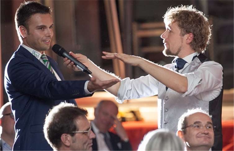 Christian Weidenbach (links) war ziemlich verblüfft, als Mentalmagier Thommy Ten die Seriennummer seines zehn-Euro-Scheines kannte.