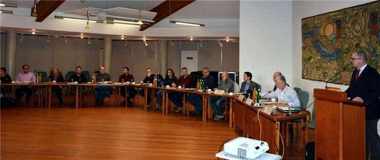 Christian Zieske (stehend) von der Agentur „atene KOM“ vermittelte beim Workshop umfassendes Know-how bei der Planung und Umsetzung von Breitbandausbauprojekten.Foto: Rhein-Lahn-Kreis