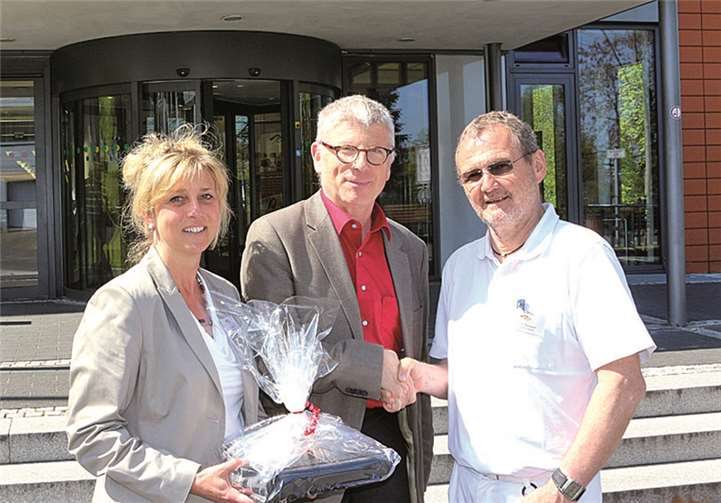 Christiane Backes und Hartmut Pollmann verabschieden Peter Hübner (M.) in den Ruhestand. privat