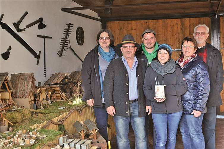 Christiane Böttcher, Rudolf Schell, Tobias Wronka, Theresia Wronka, Uschi Schell und Hans Schlömer bei der Spendenübergabe in Bölingen. privat