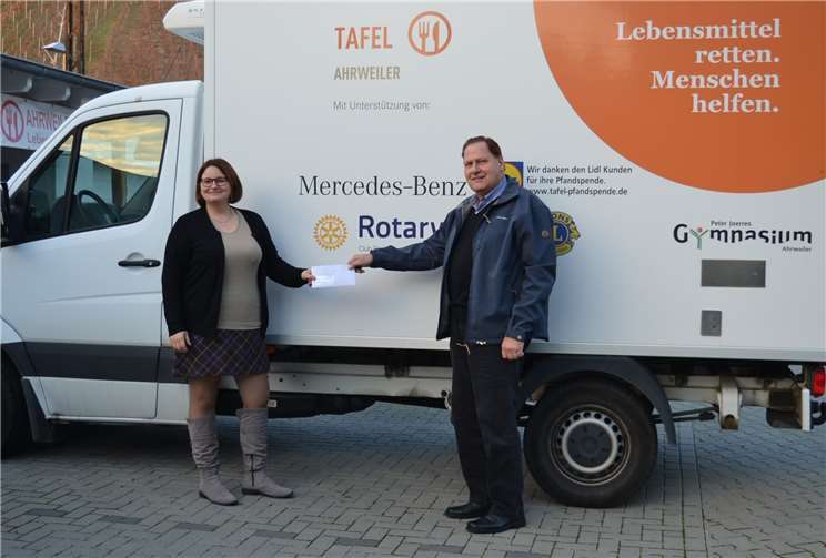 Christiane Böttcher bedankt sich herzlich bei Erhard Behrendt, der die Spende der Pfarrgemeinde Heppingen in Ahrweiler überreicht. Foto: E.T. Müller