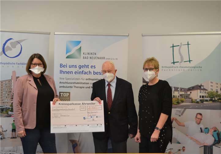 Christiane Böttcher (links im Bild) bedankt sich herzlich bei Günter Kill (Mitte) und Silvia Bücher (rechts) sowie bei allen Mitarbeiterinnen und Mittarbeitern der Kliniken Bad Neuenahr für die große Spende. Foto: E.T. Müller