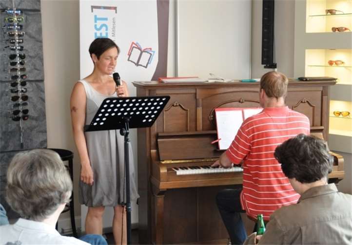 Christiane Bröckelman singt Chansons.