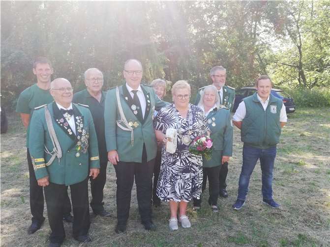 Christiane Burger mit Prinzgemahl Thilo Schmitt ist das neue Schützenkönigspaar 2022 der St. Hubertus Schützenbruderschaft Urmersbach 1928 eV. Foto: privat