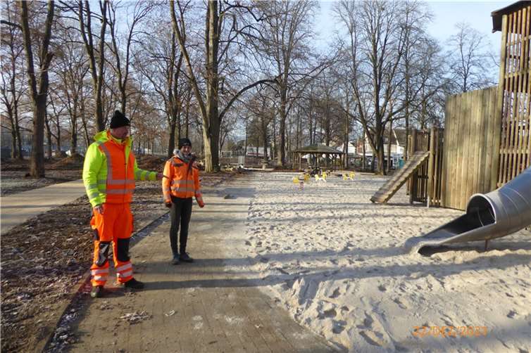 Christiane Diehl (re.) und Heinz Kurth (li.) vom städtischen Betriebshof nahmen den Spielplatz nach Abschluss der Maßnahmen noch einmal in Augenschein. Foto: Stadt Bad Neuenahr-Ahrweiler